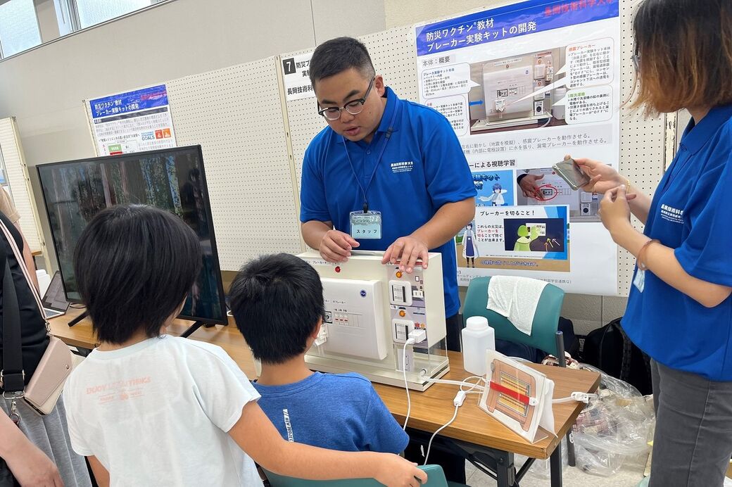 Participants learning (Disaster Prevention Breaker Experiment Kit)