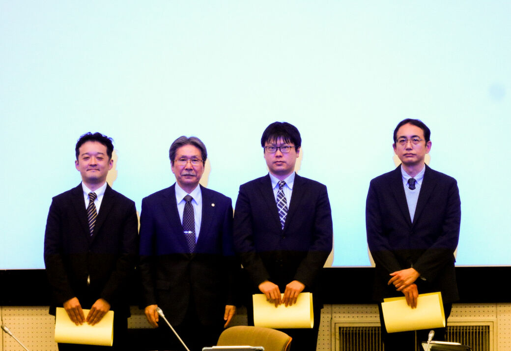 記念撮影：学長（左から２人目）と認定証授与式に出席された３名の教員