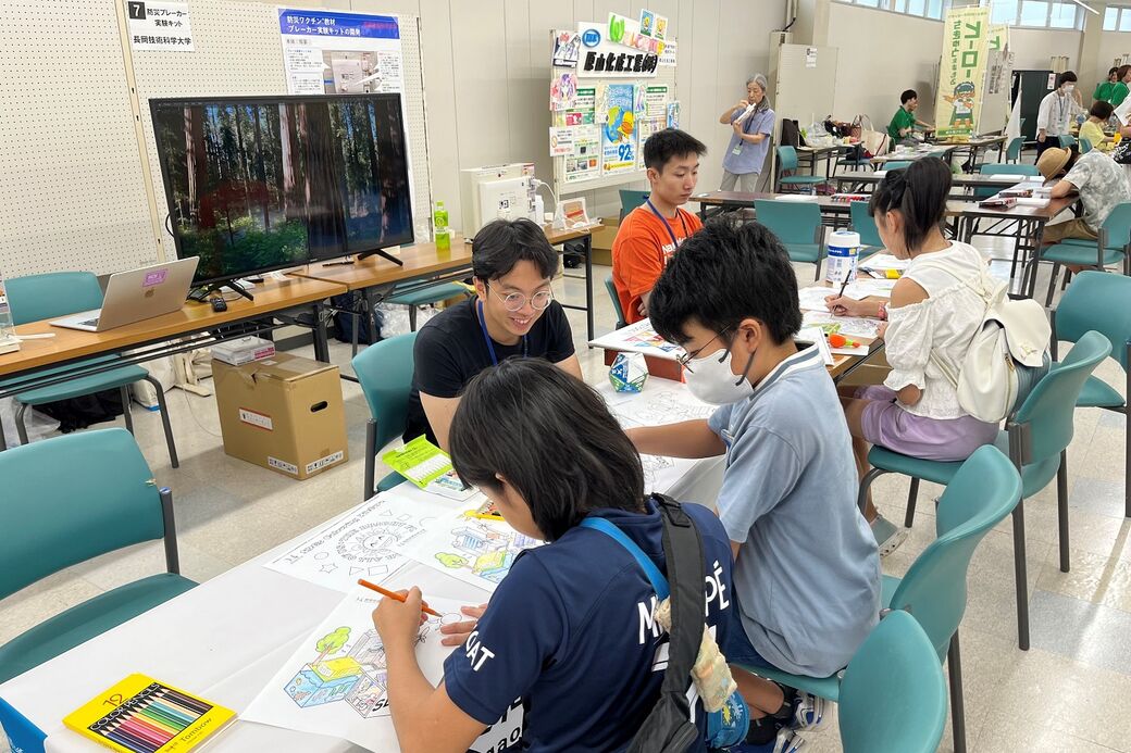 SDGsぬりえの体験の様子