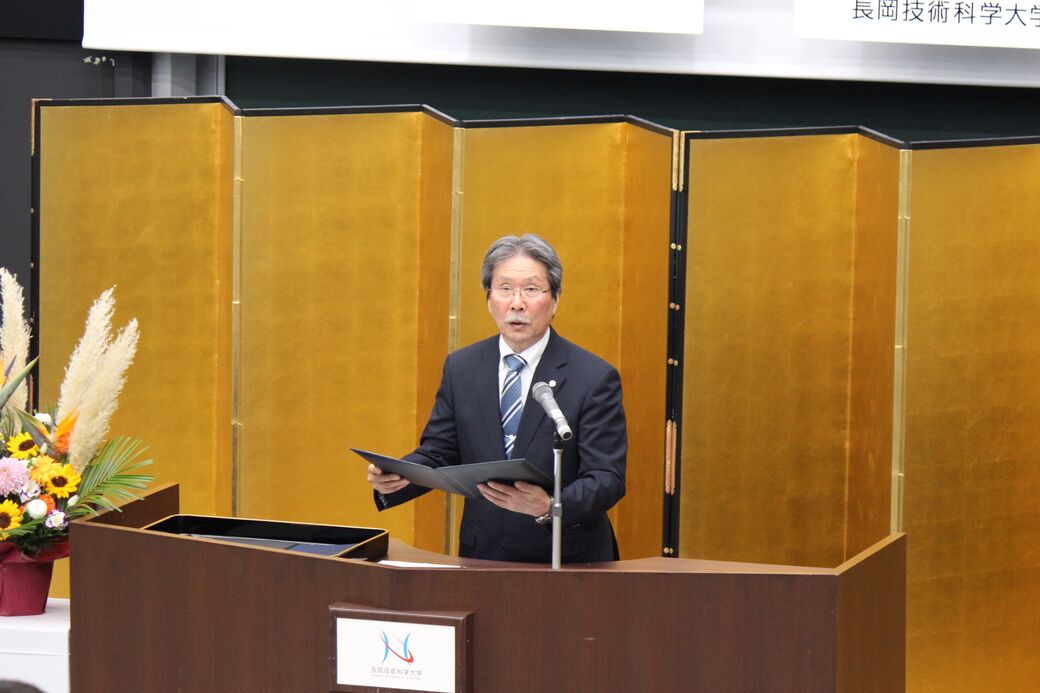 挨拶を述べる鎌土学長