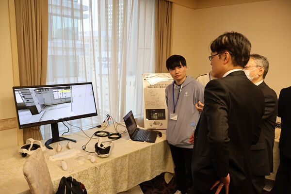 第二部における展示体験の様子(１)