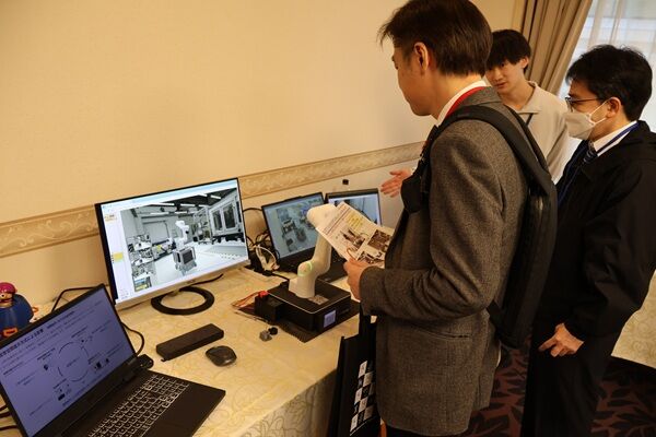 第二部における展示体験の様子(２)