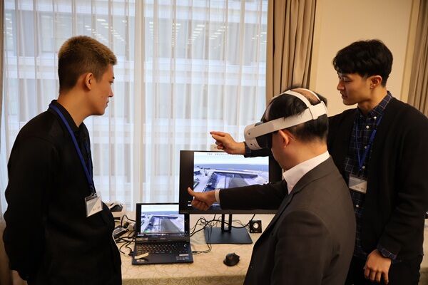 第二部における展示体験の様子(３)