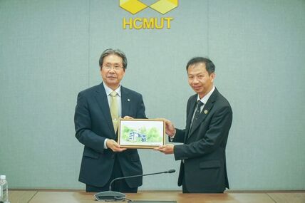 ホーチミン市工科大学を表敬訪問し国際交流活動を行いました 画像