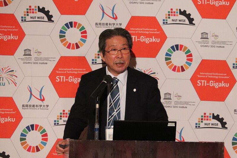 開会挨拶：鎌土重晴学長