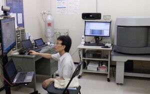 機器の遠隔操作システムを活用した講義の様子