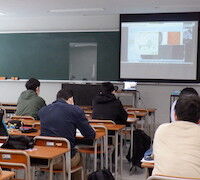 機器の遠隔操作システムを活用した講義の様子2