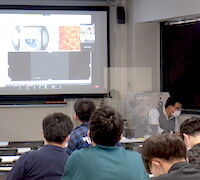 機器の遠隔操作システムを活用した講義の様子1