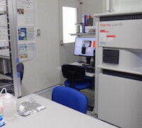 機器の遠隔操作システムを活用した講義の様子1